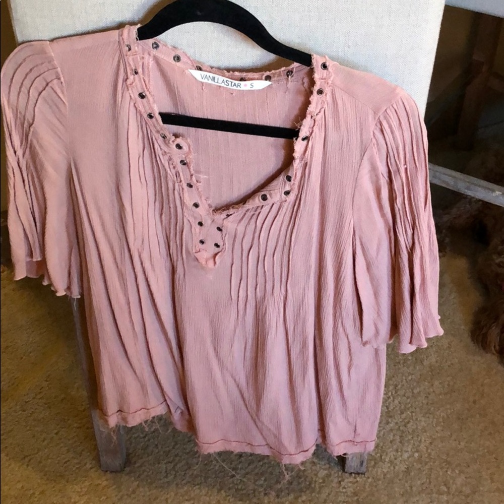 Short sleeve top with grommet details